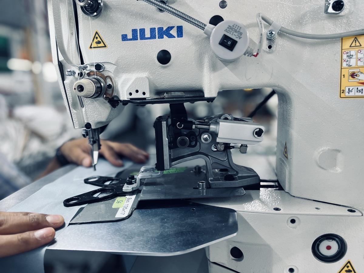Máquina ojaladora industrial